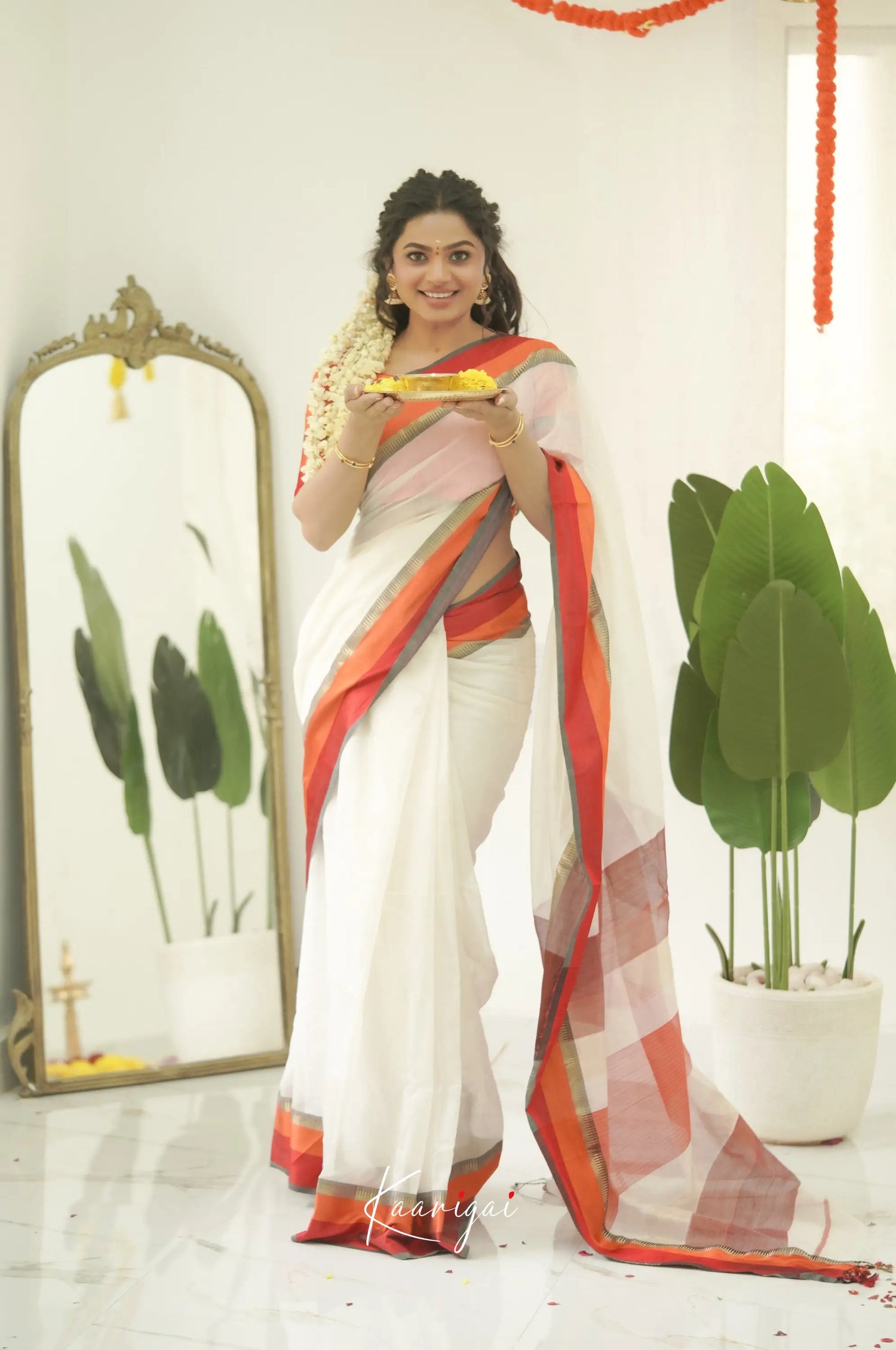 Maanvi Maheswari Silk Cotton Saree - White And Red Sarees