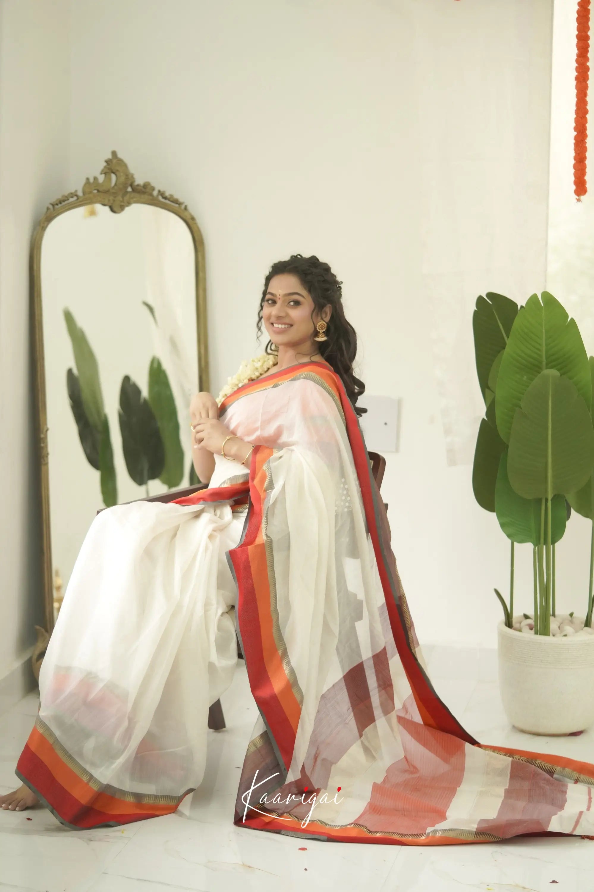 Maanvi Maheswari Silk Cotton Saree - White And Red Sarees